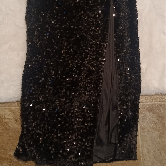 Beautiful gown - Picture 3 of 7